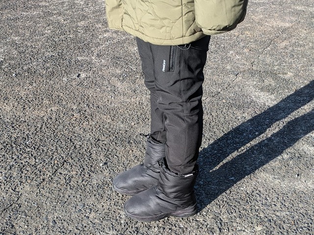 【ワークマン レディースウォームクライミングパンツ】ワークマンの靴「防寒ブーツ 氷雪耐滑ケベックネオ」にインしてももたつかずスッキリ!