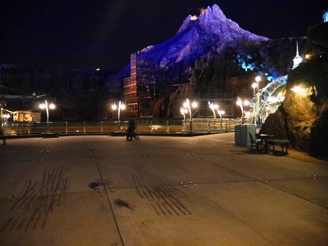 怪しい光で闇夜に浮かプロメテウス火山。©Disney