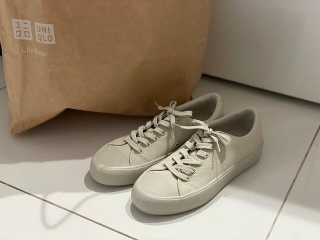 【UNIQLO　キャンバススニーカー】店頭で購入。人気商品のため在庫確認必須！