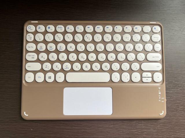 【3COINS タッチパッド付きキーボード】サイズは（約）横24.3×縦17×厚み0.7cm