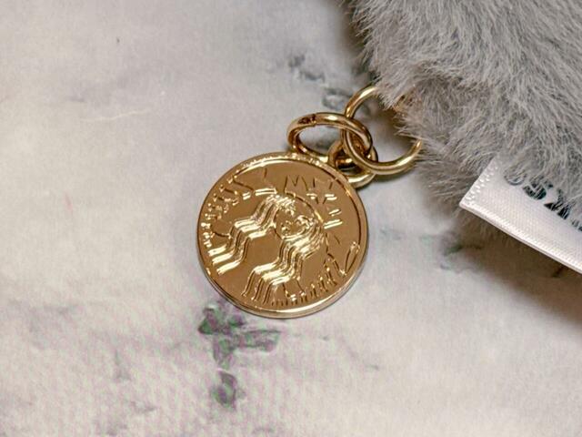 ファスナーの引き手にはスタバお馴染みのセイレンロゴのチャーム付き