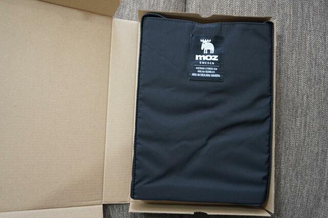 折りたたまれて入っている