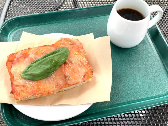 カフェ大陸横断飛行メニュー「しかくいピザ　マルゲリータ」