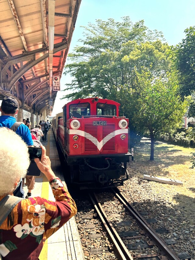 【台湾食べ歩きの旅 #19】朝、嘉義駅のホームに到着する列車とシャッターを切る観光客たち。ここから高山列車の旅が始まる