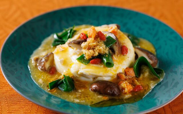 「上海蟹豆腐煮込み」＜期間：2025年9月1日〜10月31日＞【圧倒的な眺望とライブ感あふれるグリル料理が楽しめる！「スカイグリルブッフェ 武藏」の秋の味覚ブッフェ開催中！】