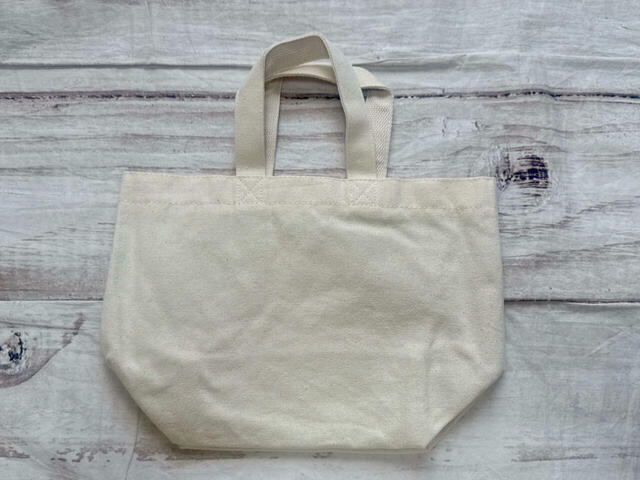 バックは装飾がないシンプルなデザイン