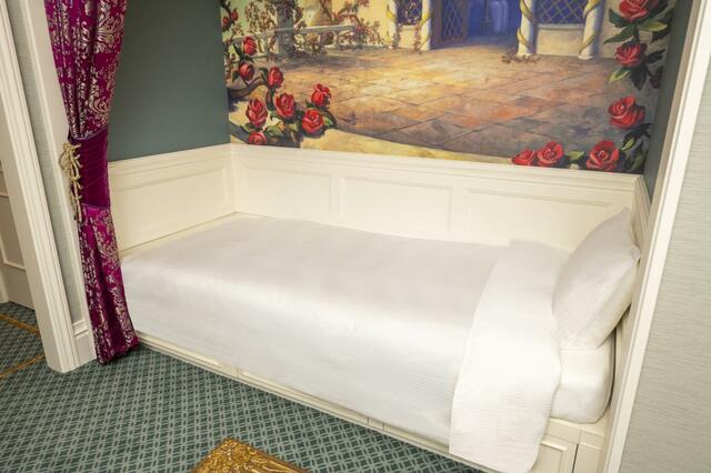 東京ディズニーシー・ファンタジースプリングスホテル　グランドシャトーの客室（アルコーヴベッド）