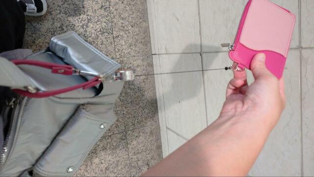 【3COINS バイカラーフラグメントケース】バッグにつけたままリールを伸ばせます