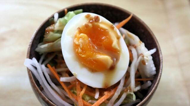 【島根グルメ：やすもと醤油 くんせいナッツドレッシング】粒々はピーナッツです。島根で好まれる甘めの醤油がベースで、クリーミーなアレンジとも好相性なんですね