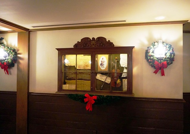 ロビー奥にあるガラスケースにはたくさんの秘密が! 