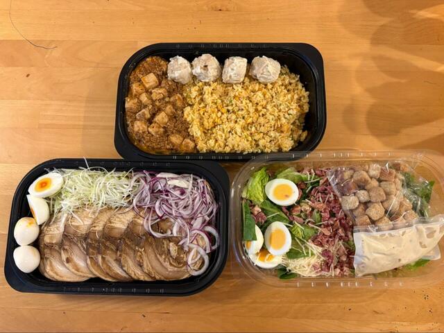 【コストコ 大容量惣菜】チャーシュー油そば、麻婆チャーハン、ベーコンシーザーサラダ…！3つとも大きい！みんなでシェアできるのが嬉しい♪