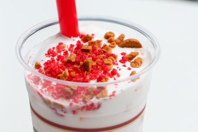 スペシャルドリンク（苺ミルク）700円｜サクサクのクランチがポイント