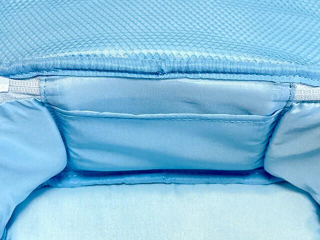 本体内側の背面にもポケット付きで小物の整理に便利【サンリオキャラクターズ当りくじ】「3．バニティケース／シナモロール」