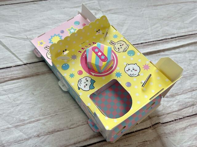 【最新付録 ちいかわガシャポン】ほんたい（なか）をほんたい（まえ）に差し込みます