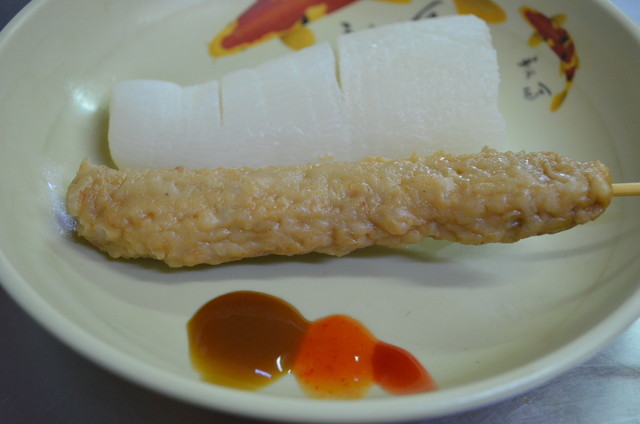 柔らかく煮込まれた大根は日本のおでんと同じ。スープが薄味なので甘口のタレでいただく。『舊城傳統美食』