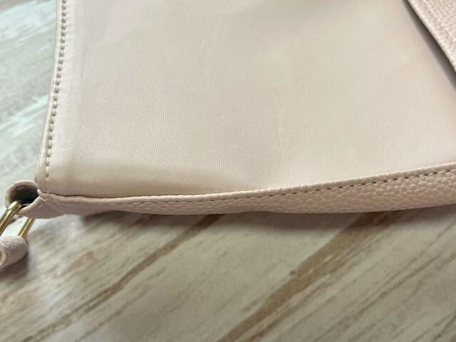 スムースレザーのようなPVC素材。こちらも高級感がある生地！『Her lip to 5th Anniversary Book One Handle Bag ver.Her lip to』小嶋陽菜完全監修「ハーリップトゥ」One Handle Bag（ワンハンドルバッグ）価格：3,289円（税込）