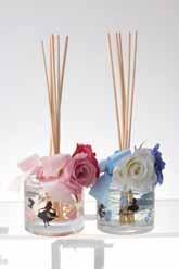 ローズの香りでインテリアに最適。リードディフューザー 各1944円
