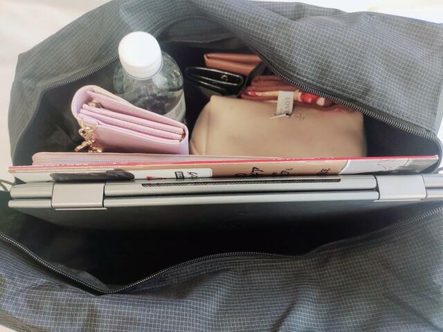 雑誌、13.5インチのパソコン、長財布もラクラク