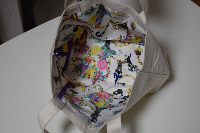 開くと中にイラストが! 