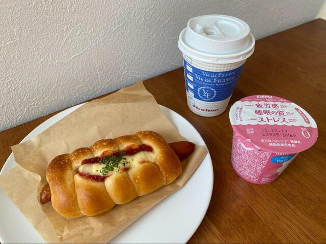 【VIE DE FRANCE　モーニングセット】パンから飛び出すほどのウインナー
