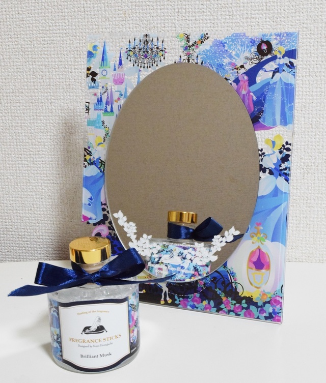 メイクタイムのお供にしたいミラー(奥)と、インテリアにも最適なルームフレグランス(手前)