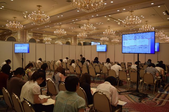 履歴書は持参不用。会場で必要事項を記入する。