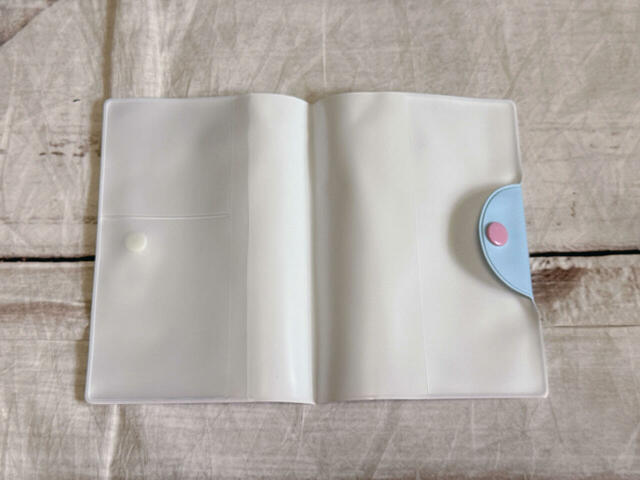 左側にカードポケット2つと大きめのポケット1つ、右側には背表紙を差し込むポケットが1つついています