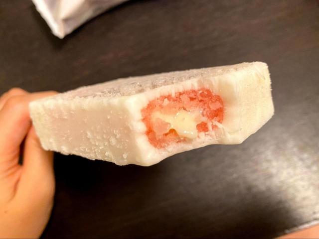 【ファミリーマート 北海道産練乳のいちご氷バー 】中には練乳がたっぷり