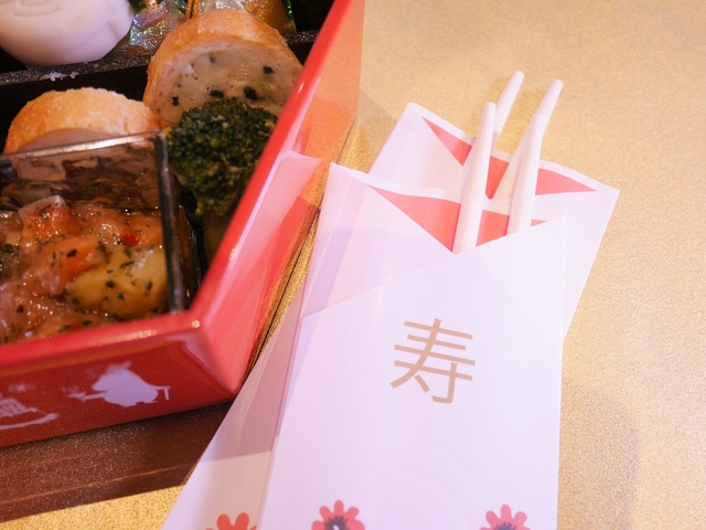 おせち・二段重「ムーミン」｜オリジナルデザインの祝い箸付き