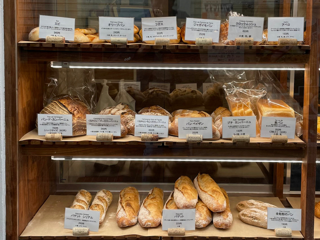 【ラ ブティック ドゥ マモル】おいしそうなパンがたくさん並んでいる