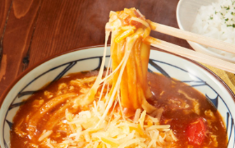 とろける 4 種のチーズトマたまカレーうどん