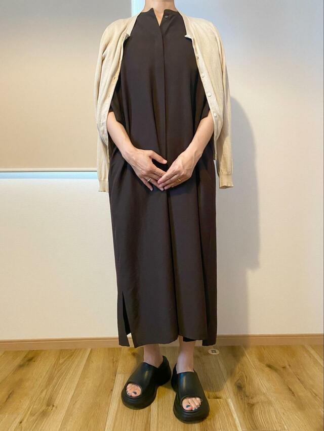 【無印良品 なめらか 五分袖ワンピース】上に羽織っても着ぶくれ感なし!前を開ければ、ワンピースを羽織りとしても使えます