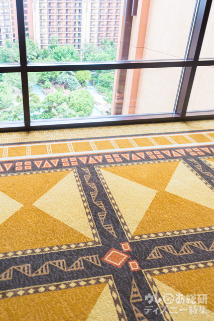 隠れミッキーにもなっている、ハワイに古くから伝わるタパ(TAPA)の織柄｜アウラニ・ディズニー・リゾート & スパ コオリナ・ハワイ