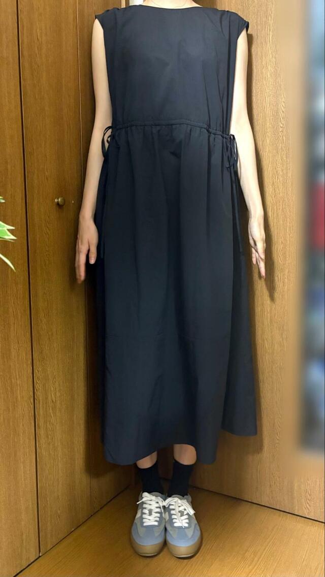 【GLOBAL WORK エアかるクラシックスニーカー】黒のワンピースにも合わせてみました。こなれた印象になります！