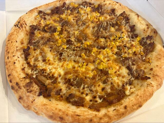 【ロピア テリヤキチキンピザ】たっぷりのコーンと甘辛チキンが全体に広がって、どこを食べても具がしっかり入ってるのが嬉しい♪