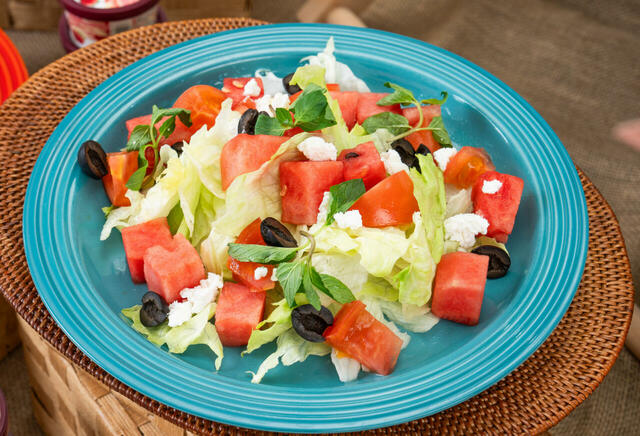 「スイカのサラダ バルサミコソース」<期間:2025年6月7日~8月31日>【ハーゲンダッツも食べ放題!世界各国のリゾート料理とトロピカルスイーツも楽しめる「ワールドリゾートブッフェ with ハーゲンダッツ」開催!】