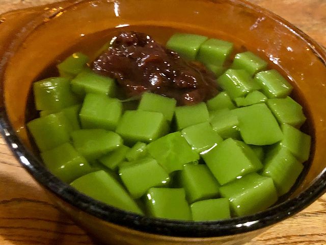 【カルディ つぶあん入り 宇治抹茶の寒天】続いてつぶあんを盛り付けます