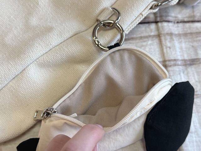 チャームは、ファスナーで開閉できるのでミニポーチ的に使えます