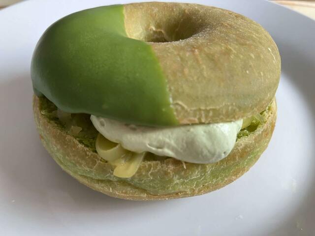 断面はこんな感じ。下の方に栗あんが見える。【ミスタードーナツ春の新作】