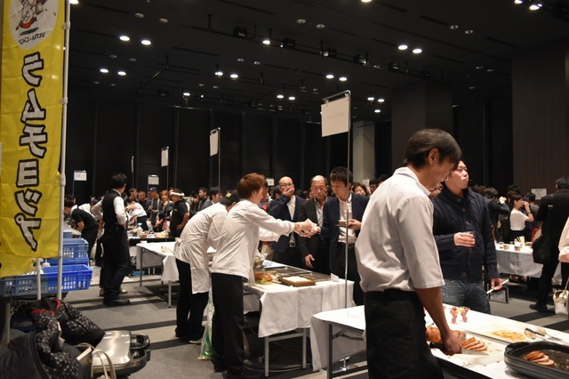 ブースに人がいっぱい集まる