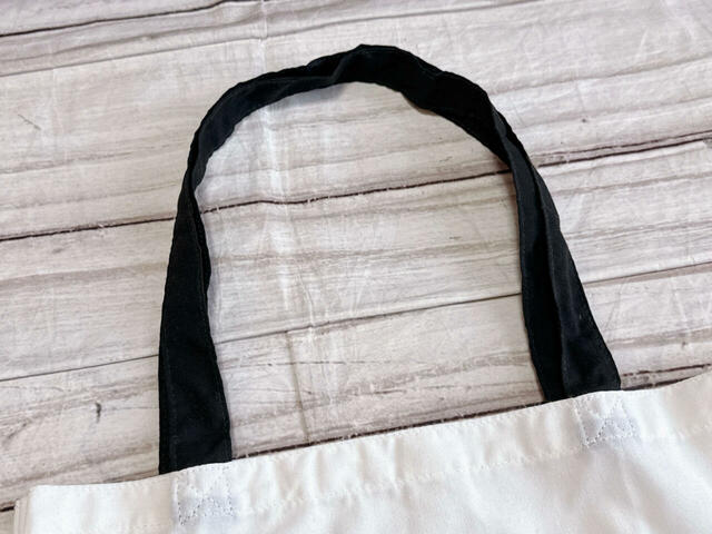 持ち手はブラック。モノトーンカラーがおしゃれ