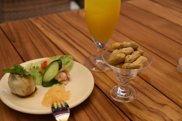 マンゴージュース・茹でピーナッツ・前菜三種盛り