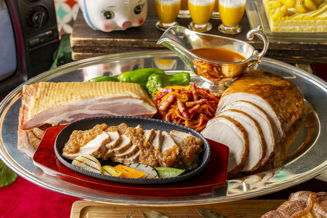 「バターの香るポークジンジャー／イベリコベーコンのナポリタン ハヤシソース」＜期間：2025年7月1日～8月31日＞【【ヒルトン東京お台場】懐かしの味でタイムトリップ！日本のノスタルジックメニューが揃うサマーグルメフェア開催！】