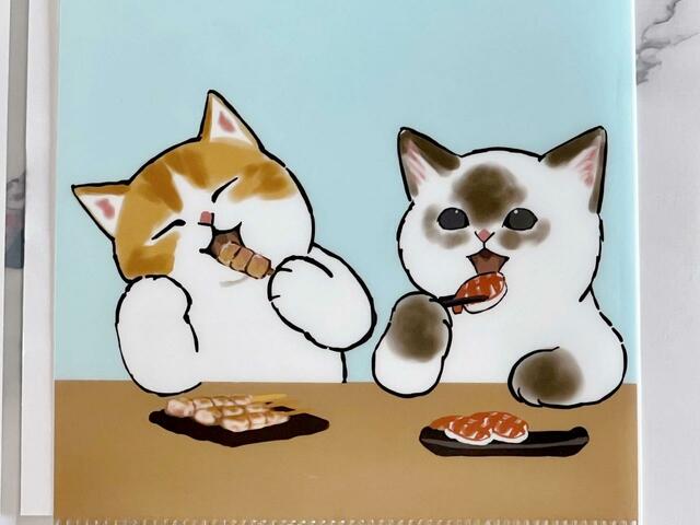 【Seria（セリア）】左側のにゃんこはお寿司ではなく焼き鳥を食べています！細かいところまで凝っているのがうれしい♪