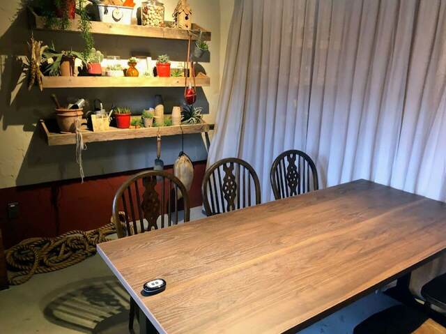 カーテンで仕切ったミッキーマウスデザインの部屋