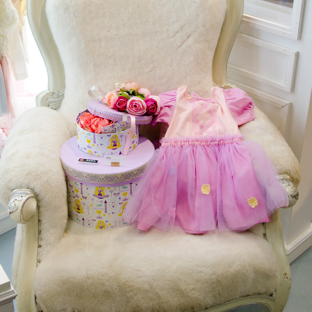 ブース内は白を基調にした空間に愛らしいグッズが並びました