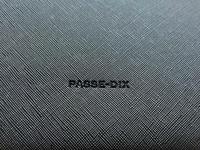 【ファッションセンターしまむら】フロント下部にはロゴが型押しされています