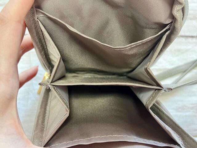 仕切りで2つに分けられた収納スペース