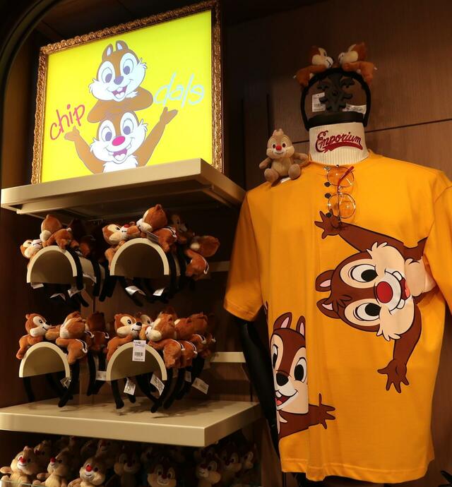 香港ディズニーランドグッズ　エンポーリアムにはキャラクターごとのコーナーがありました