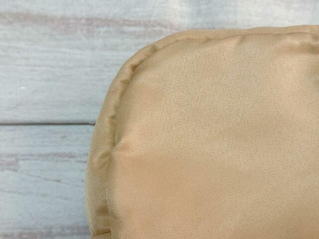 表地はポリエステル。光沢感のあるベージュカラー